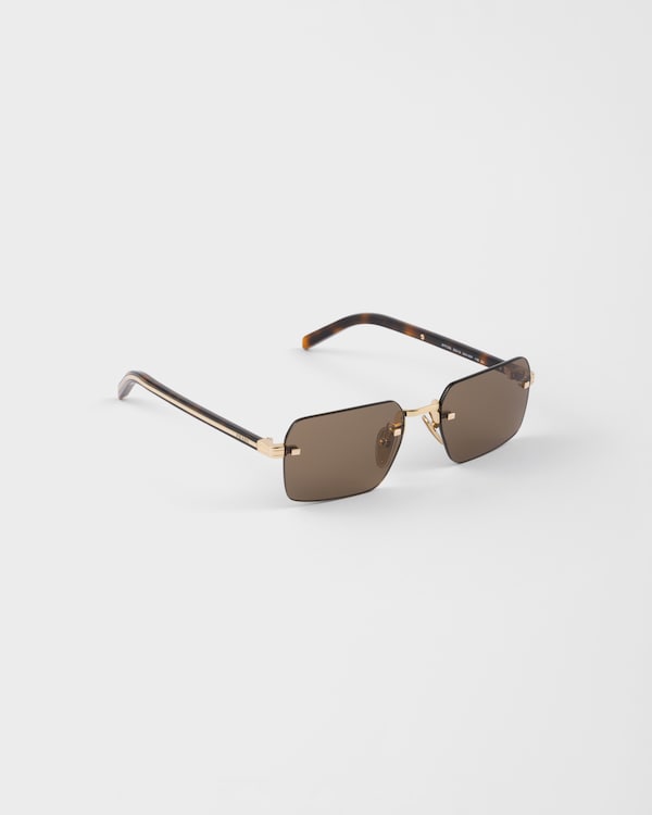 نظارة شمسية بتفاصيل معدنية أيقونية - لون العدسات أرضي نظارة شمسية بتفاصيل معدنية أيقونية - لون العدسات أرضي