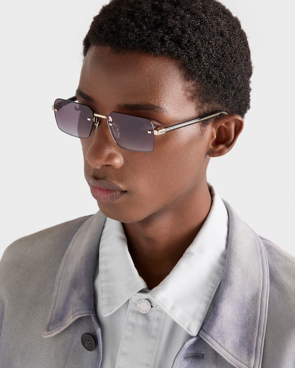 Sonnenbrille mit der ikonischen Plakette aus Metall - IrisGläser Sonnenbrille mit der ikonischen Plakette aus Metall - IrisGläser