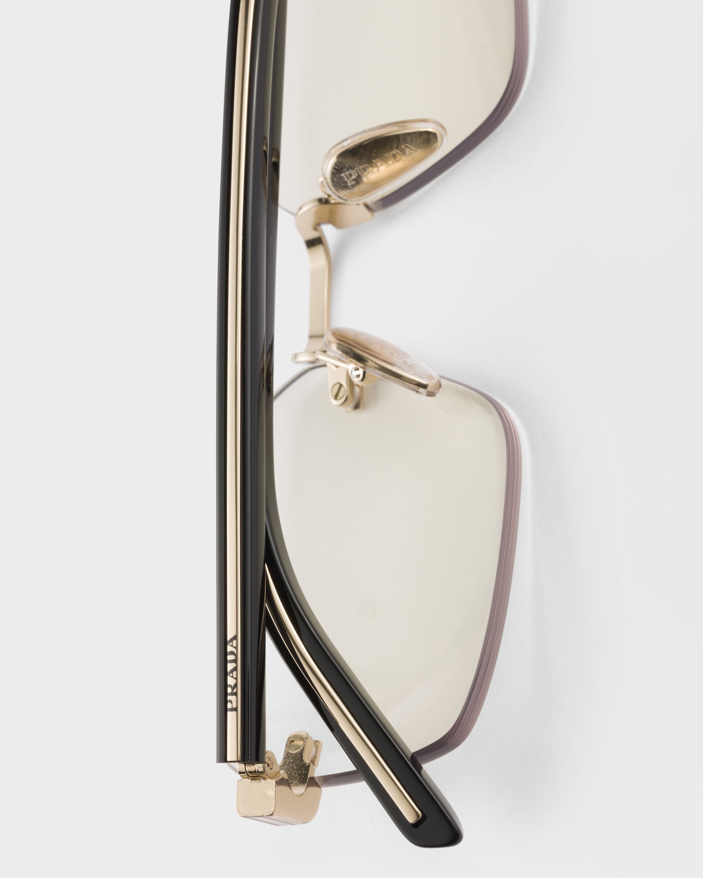 Blue-ray Transparent Lenses Sunglasses With The Iconic Metal