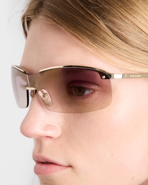 Lunettes de soleil Prada Eyewear Collection - Gradient Cherry/Gold Lenses Lunettes de soleil Prada Eyewear Collection - Gradient Cherry/Gold Lenses