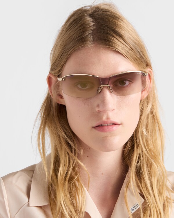 Lunettes de soleil Prada Eyewear Collection - Gradient Cherry/Gold Lenses Lunettes de soleil Prada Eyewear Collection - Gradient Cherry/Gold Lenses