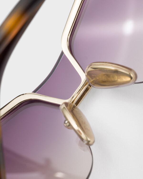 Lunettes de soleil Prada Eyewear Collection - Gradient Cherry/Gold Lenses Lunettes de soleil Prada Eyewear Collection - Gradient Cherry/Gold Lenses