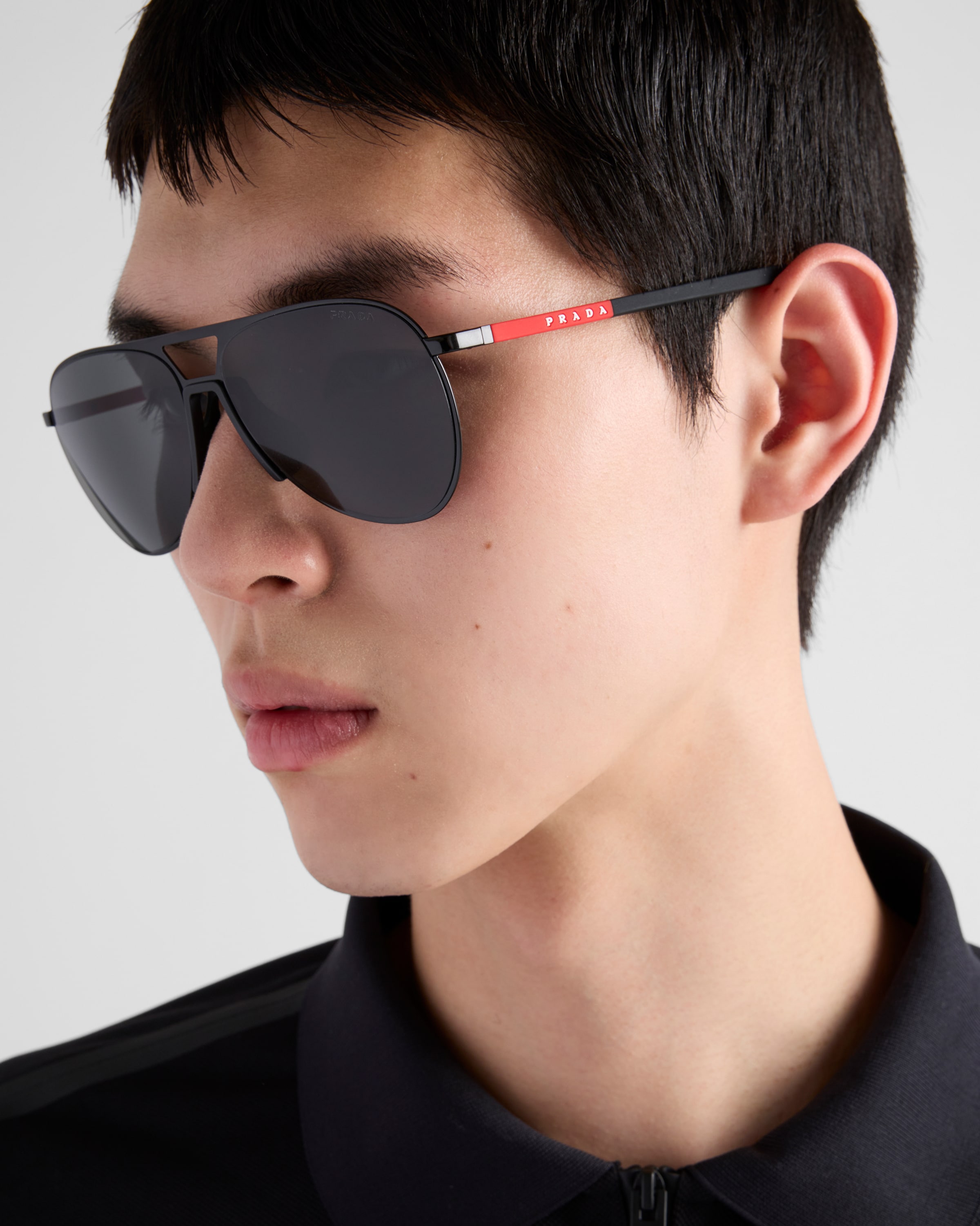 グレーレンズ プラダ リネア ロッサ サングラス | PRADA
