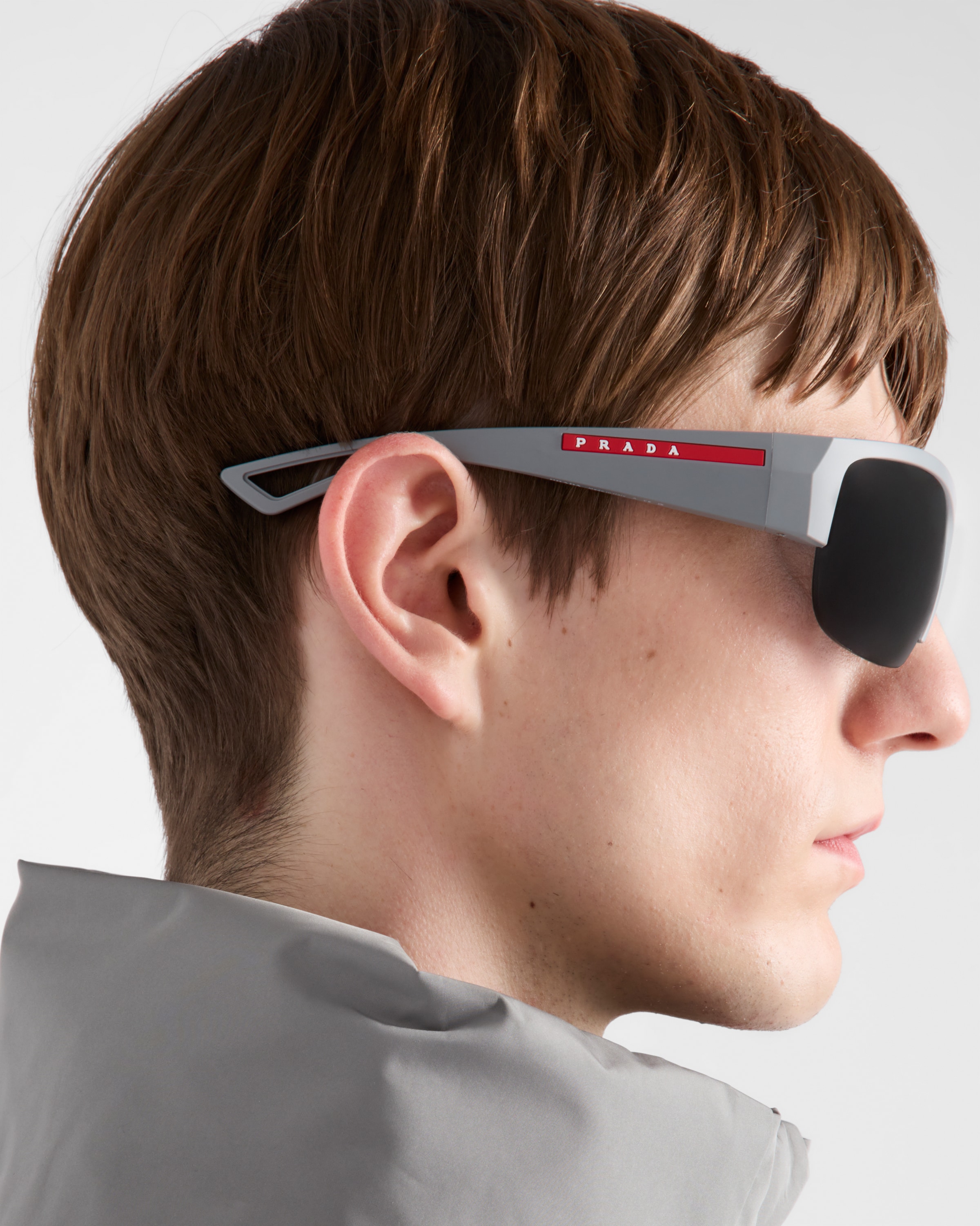 プラダ リネア ロッサ アクティブ サングラス グレーレンズ プラダ リネア ロッサ アクティブ サングラス | PRADA