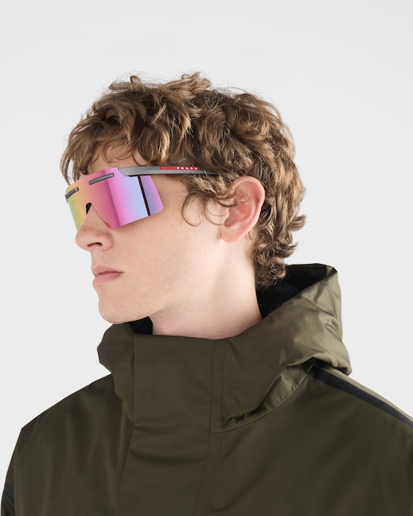 Prada Linea Rossa Active Sonnenbrille - Mehrfarbige Gläser in Neon-Pink Prada Linea Rossa Active Sonnenbrille - Mehrfarbige Gläser in Neon-Pink