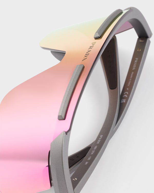 Prada Linea Rossa Active Sonnenbrille - Mehrfarbige Gläser in Neon-Pink Prada Linea Rossa Active Sonnenbrille - Mehrfarbige Gläser in Neon-Pink