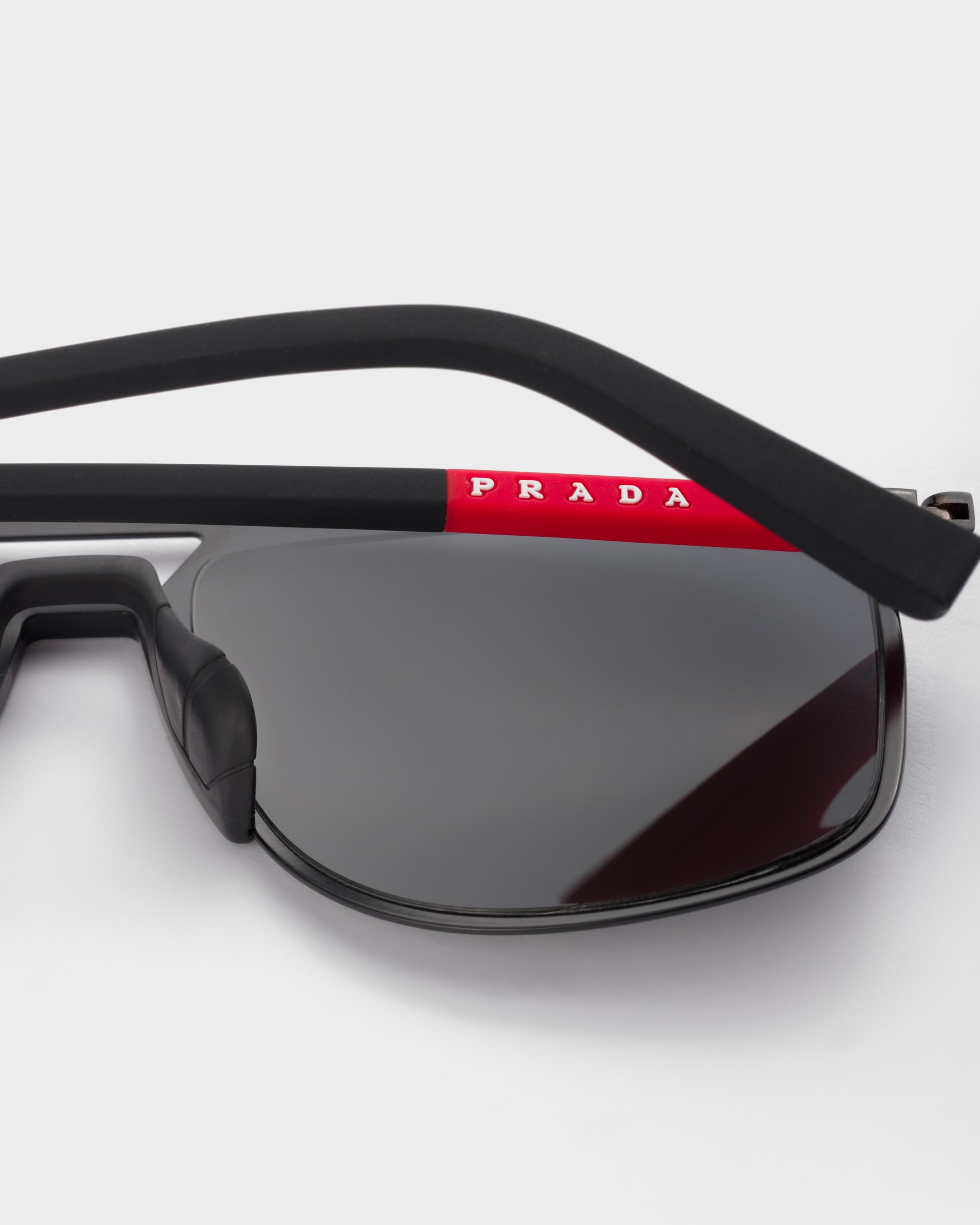 スレートグレーレンズ プラダ リネア ロッサ サングラス | PRADA - 日本