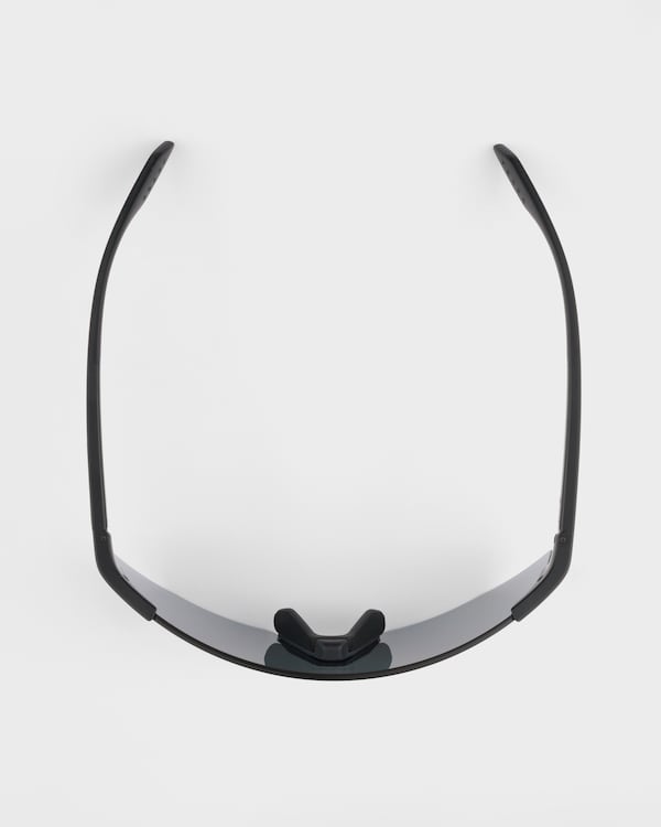 Prada Linea Rossa Active sunglasses - Verspiegelte Gläser In Schwarz Prada Linea Rossa Active sunglasses - Verspiegelte Gläser In Schwarz