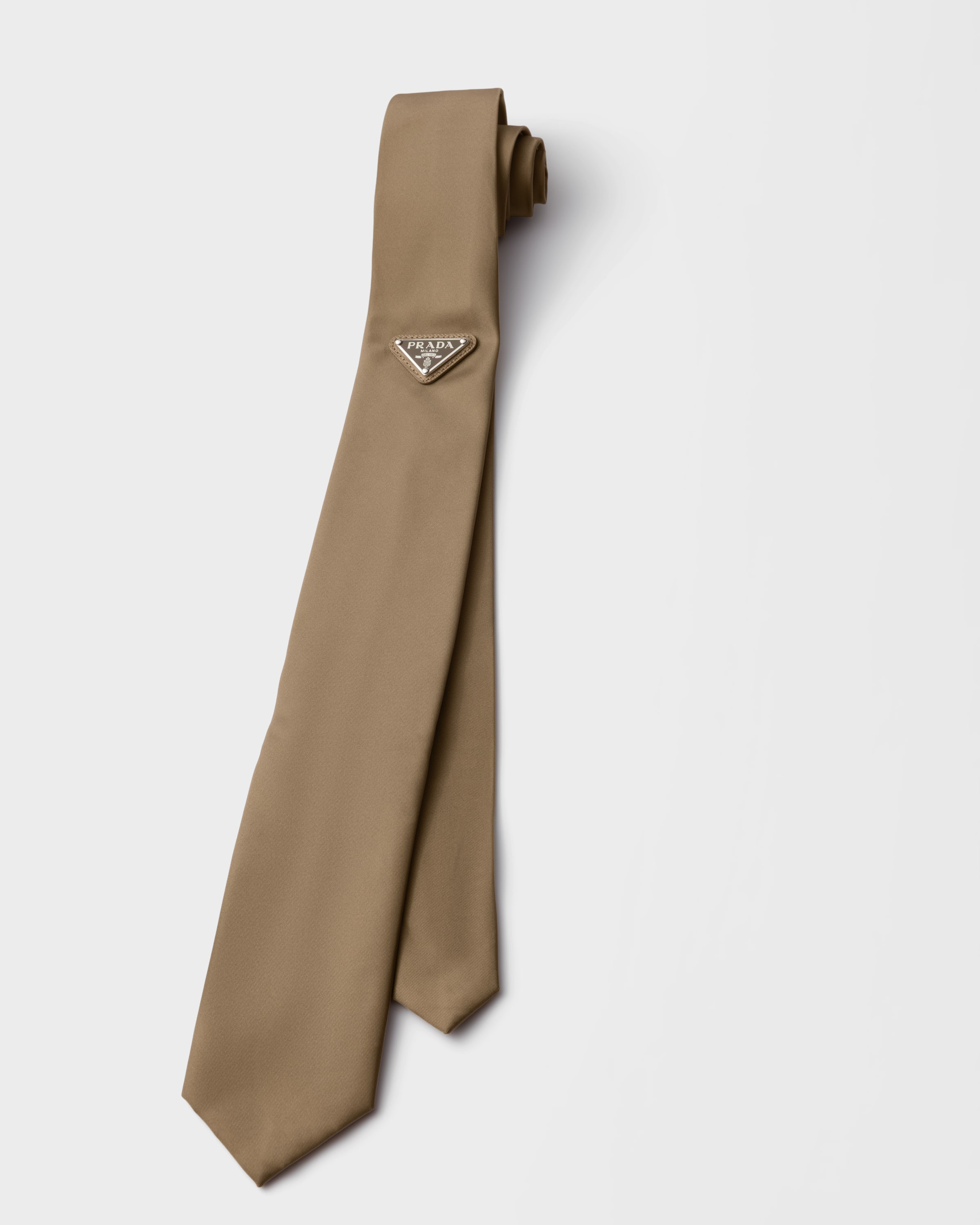 新品未使用品　プラダ　PRADA　ネクタイ　無地　ベージュ 新品未使用品 プラダ PRADA ネクタイ 無地 ベージュ 【公式通販】