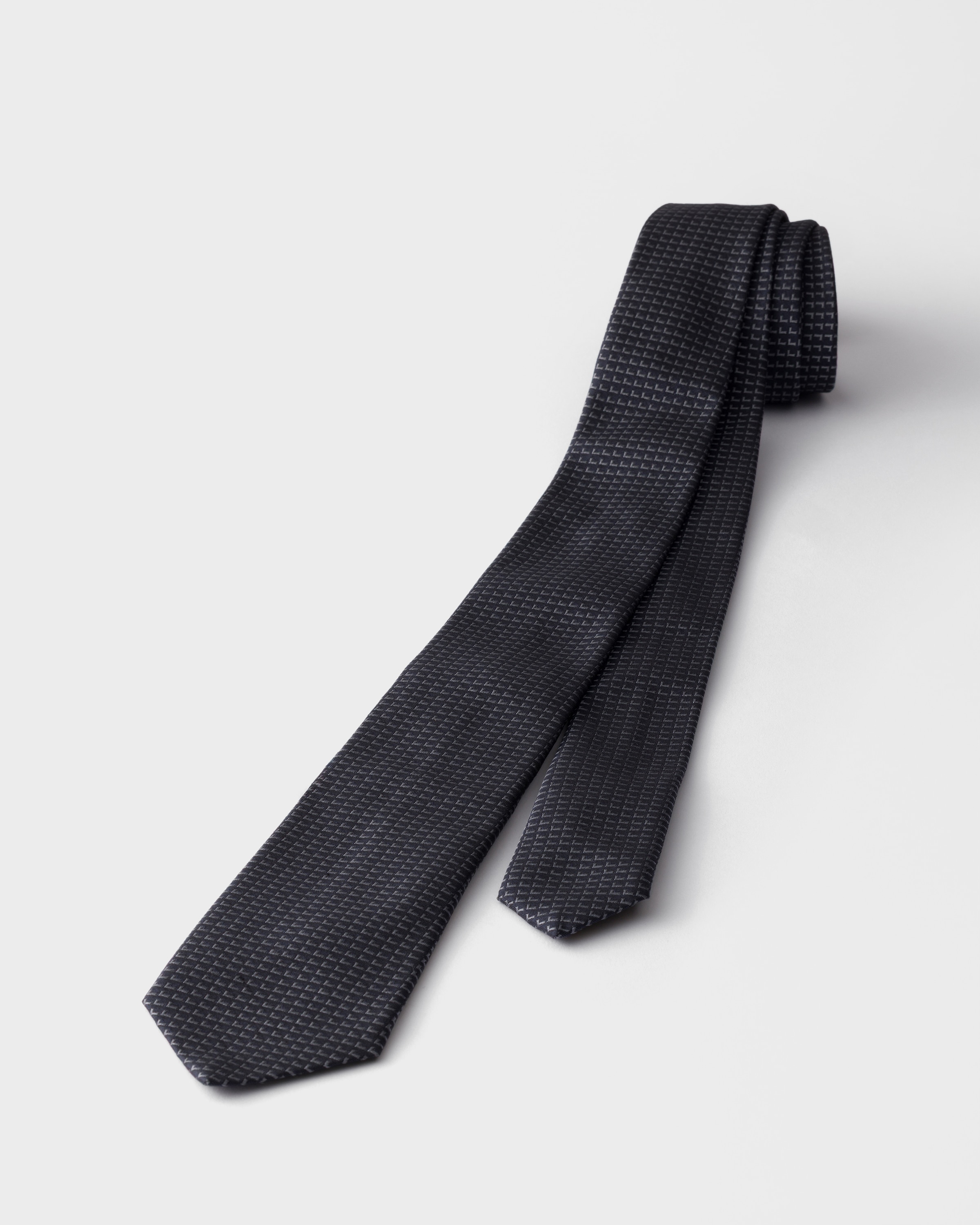 【美品】PRADA シルク混紡ネクタイ ブルー系 無地　イタリア製 美品】PRADA シルク混紡ネクタイ ブルー系 無地 イタリア製 ブルー