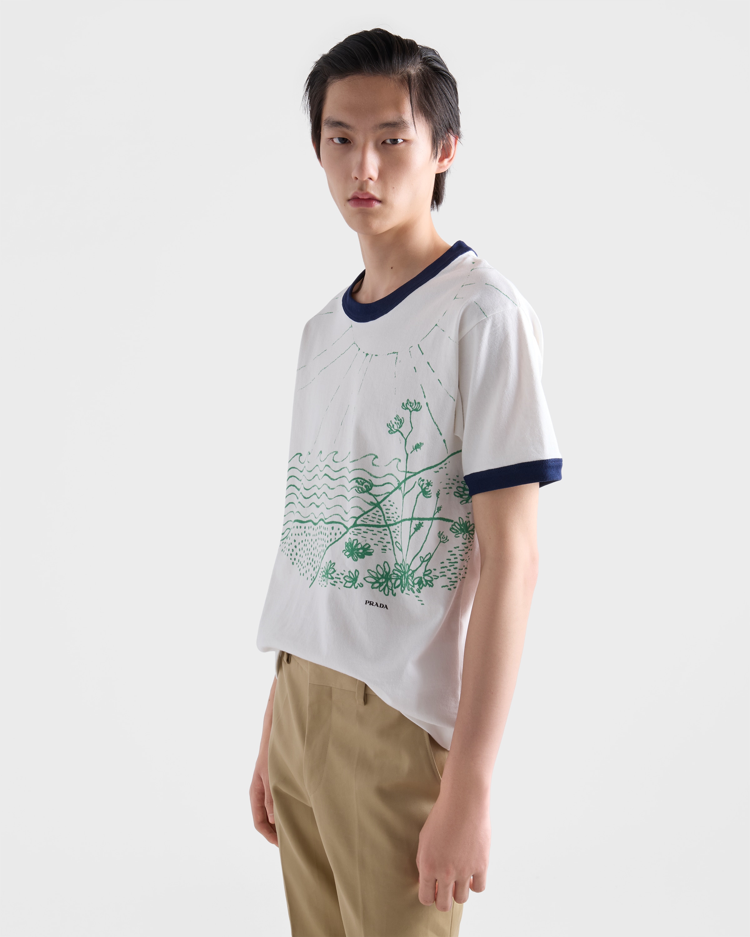 プラダ 135664 S181 ホワイト×グリーン グラフィックプリント ショートスリーブカットソー S White/Sage Green Printed cotton T-shirt | PRADA - United States