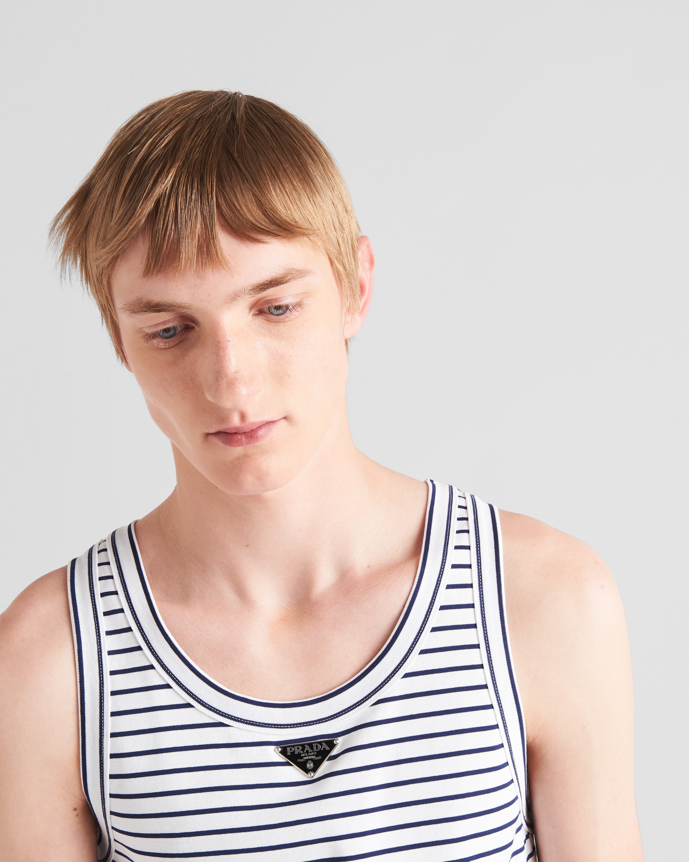 Tシャツ・カットソー PRADA | Cotton top UJT109_111L_F0UB0_S_222 White/blue Cotton Top | PRADA