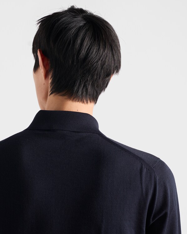 Polo a maniche lunghe in lana pettinata Polo a maniche lunghe in lana pettinata