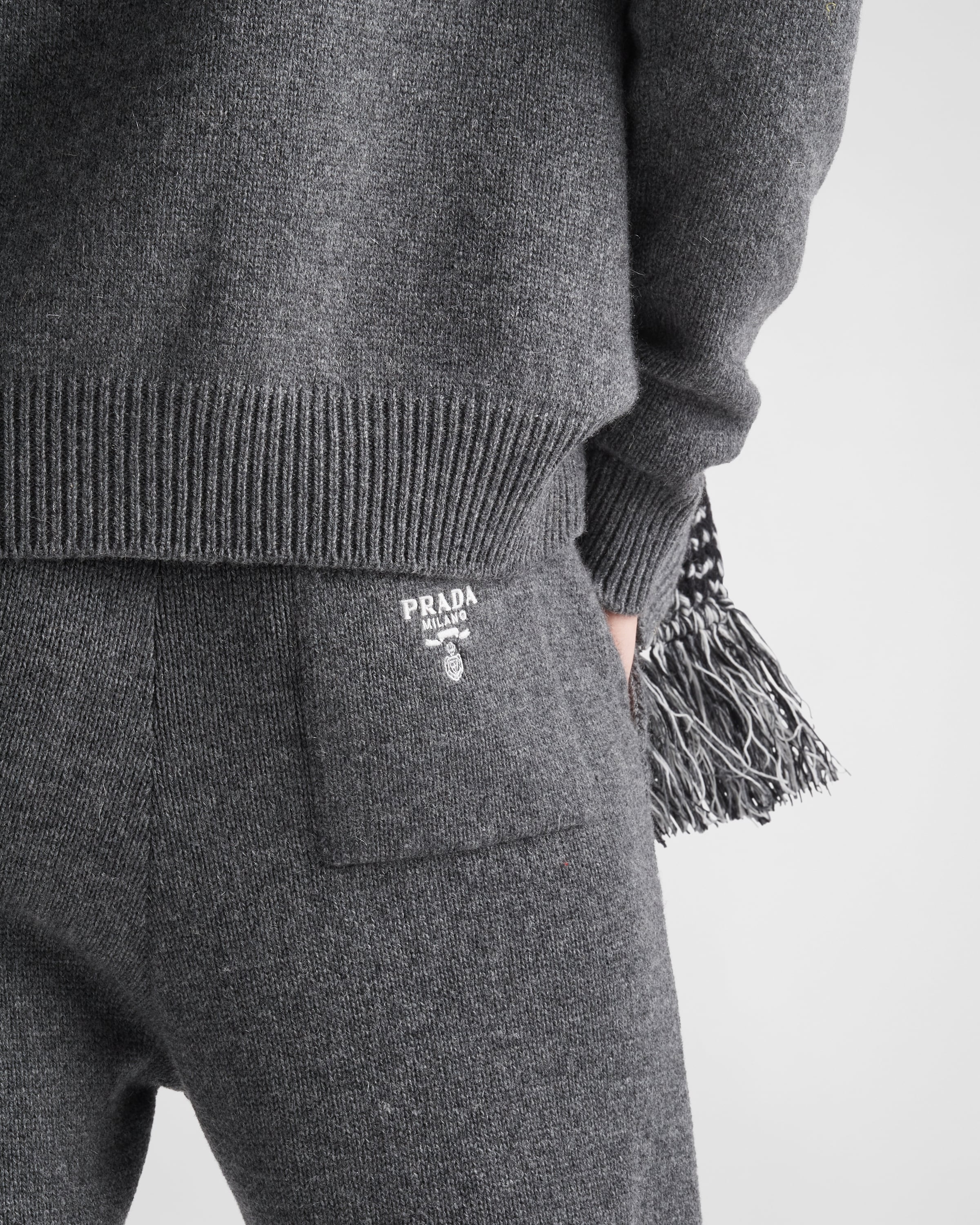 トラックパンツ・ジャージ PRADA Dark grey cashmere joggers (UMP145S23211LM F0480) 19303532_43191871_600.jpg