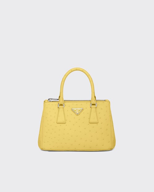 Bolso Prada Galleria pequeño en piel de avestruz Amarillo Piña | Prada