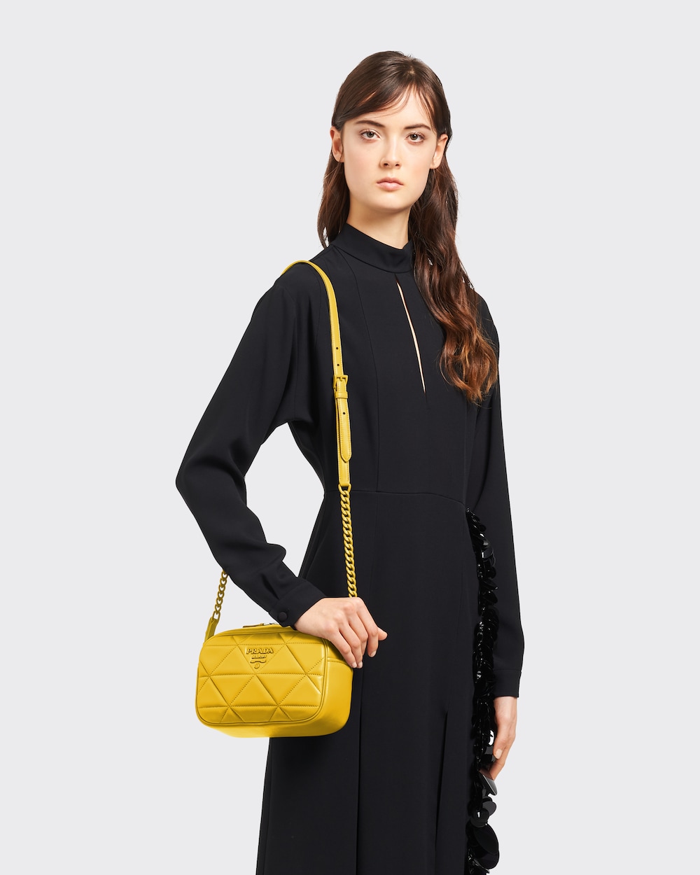 prada hobo bolsa outfit