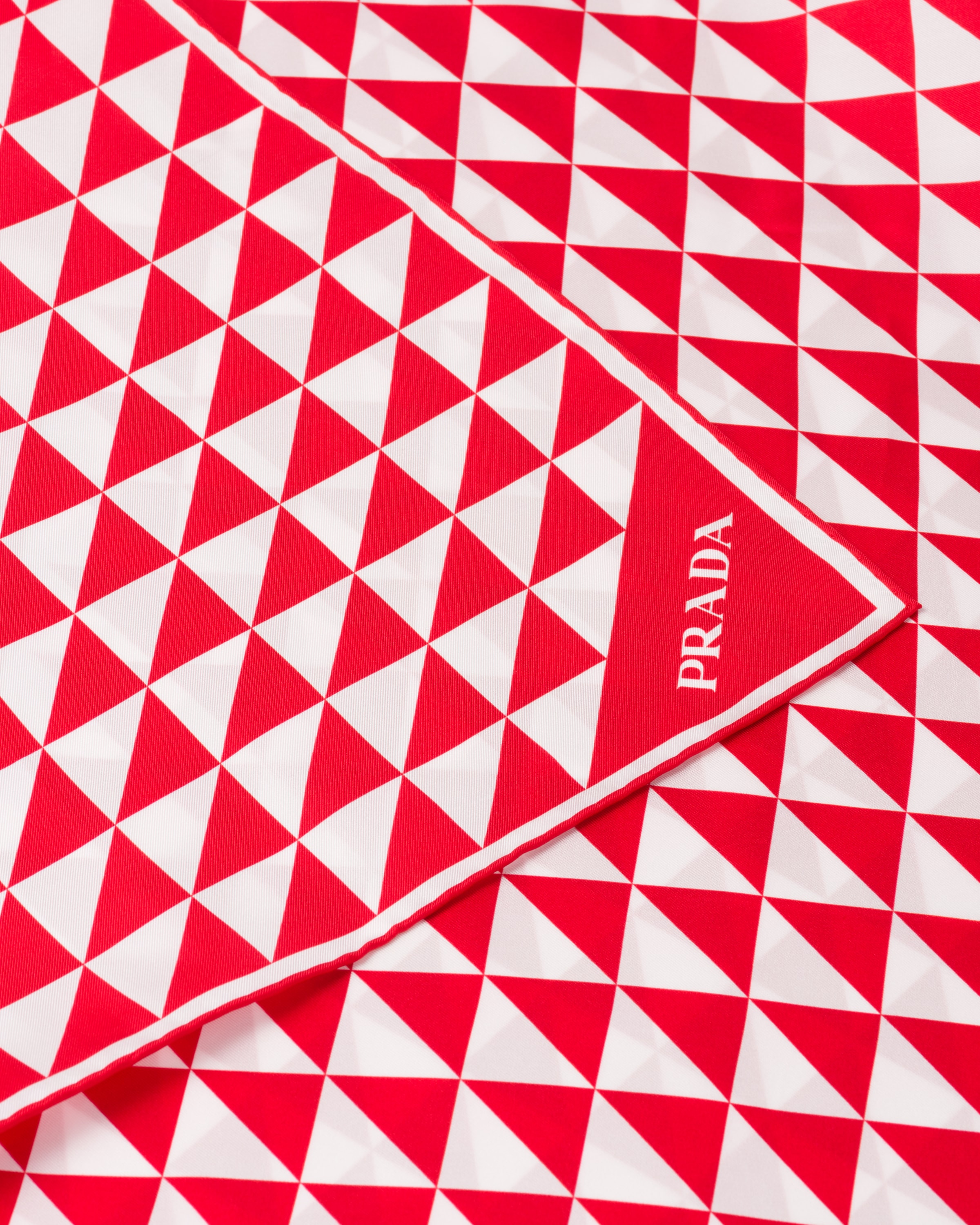 スカーフ PRADA 'Symbole' print scarf Red PRADA Scarves T. silk Red ref.1412986 - Joli Closet