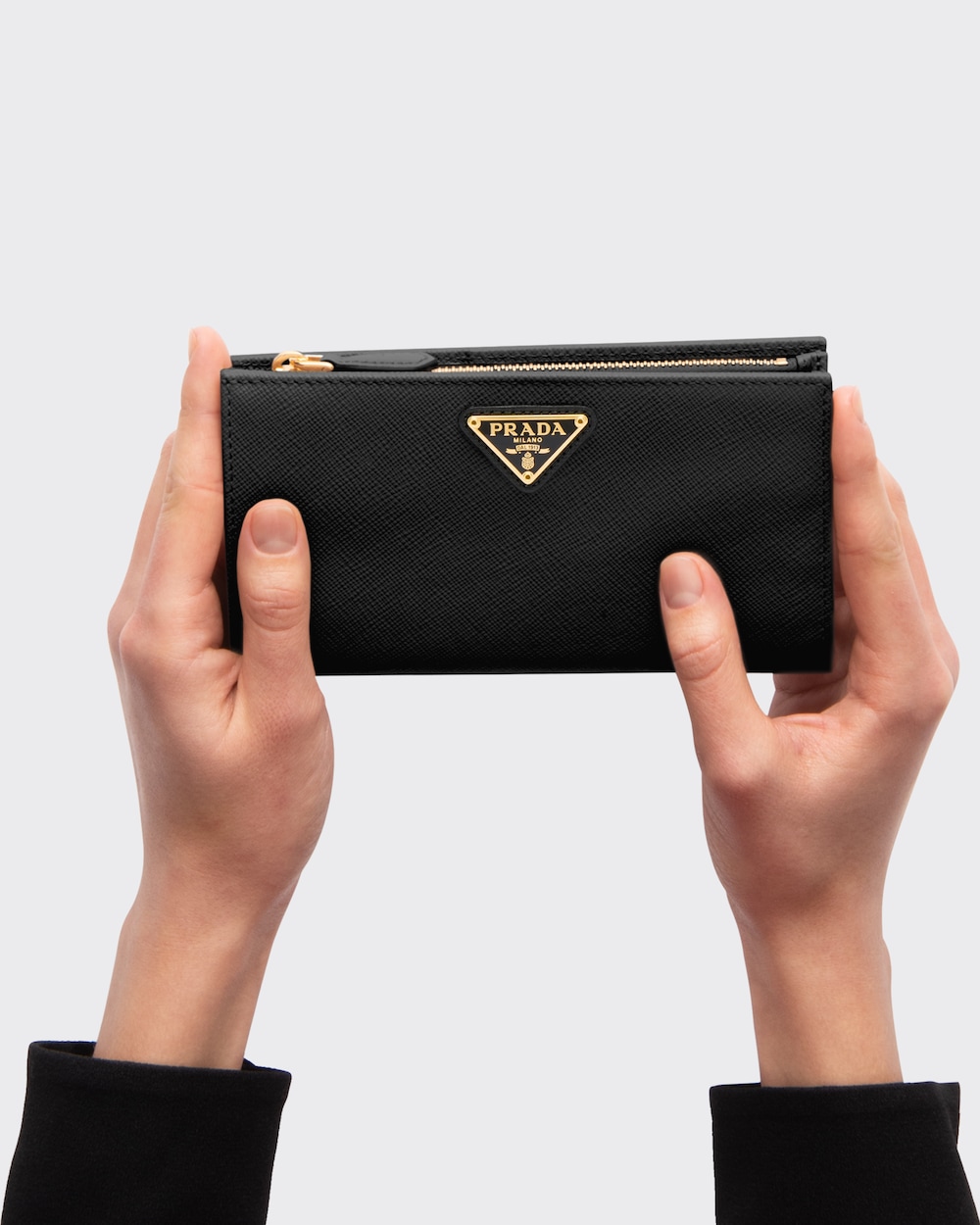 ブラック サフィアーノトライアングル 財布 | Prada