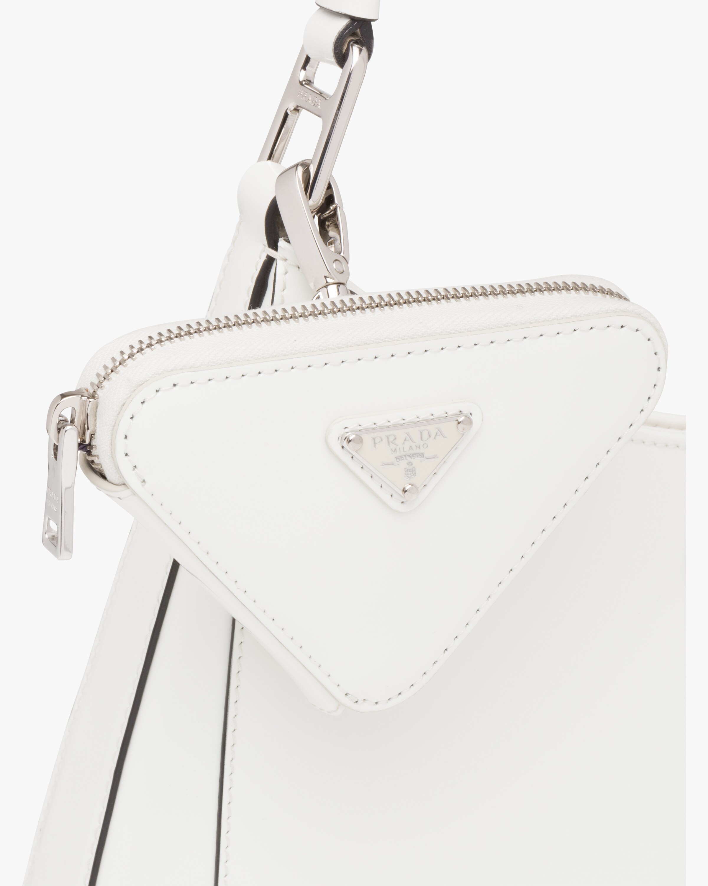 prada 亮面皮革三角形迷你手拿包 4