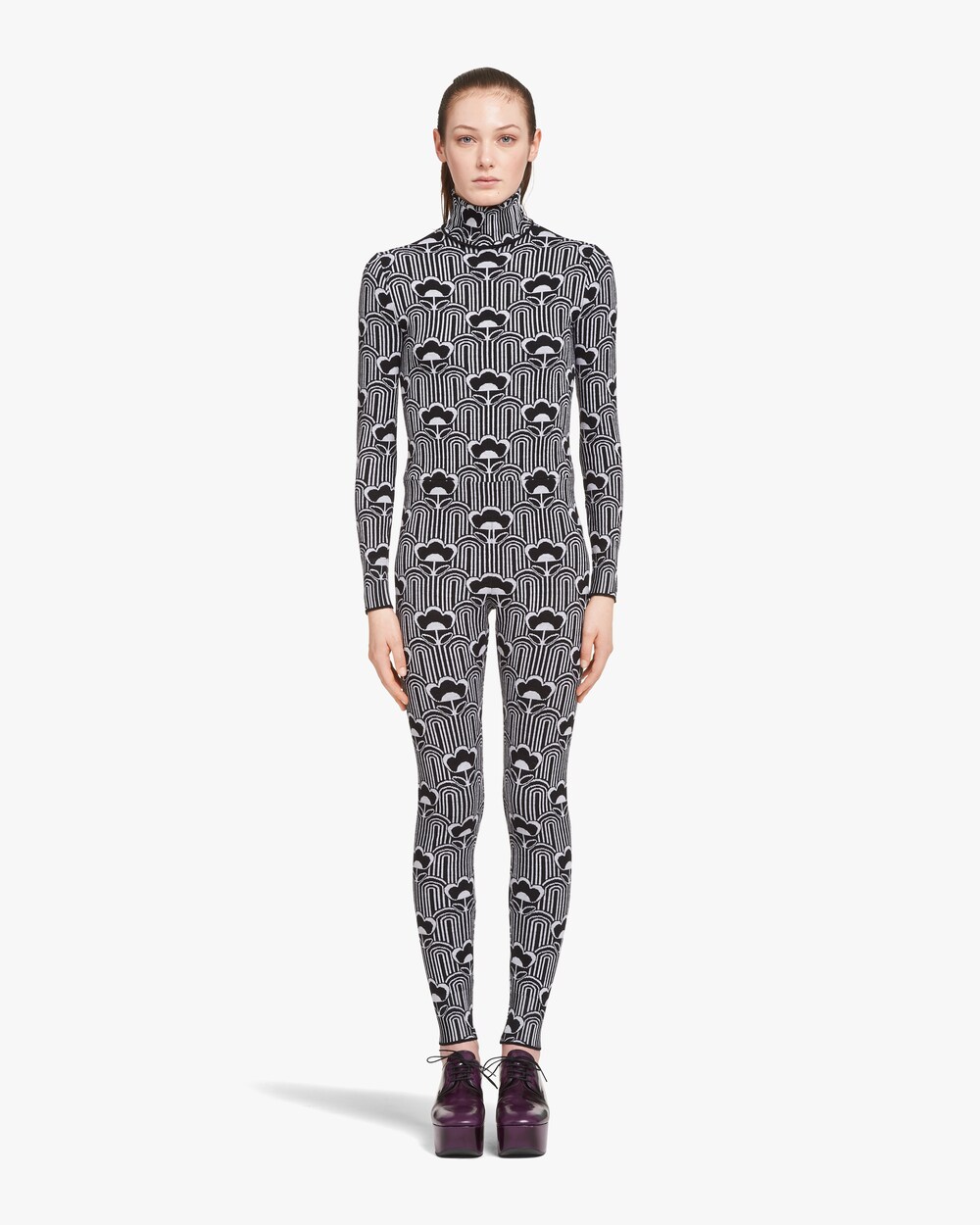 Bộ jumpsuit trắng đen của Prada