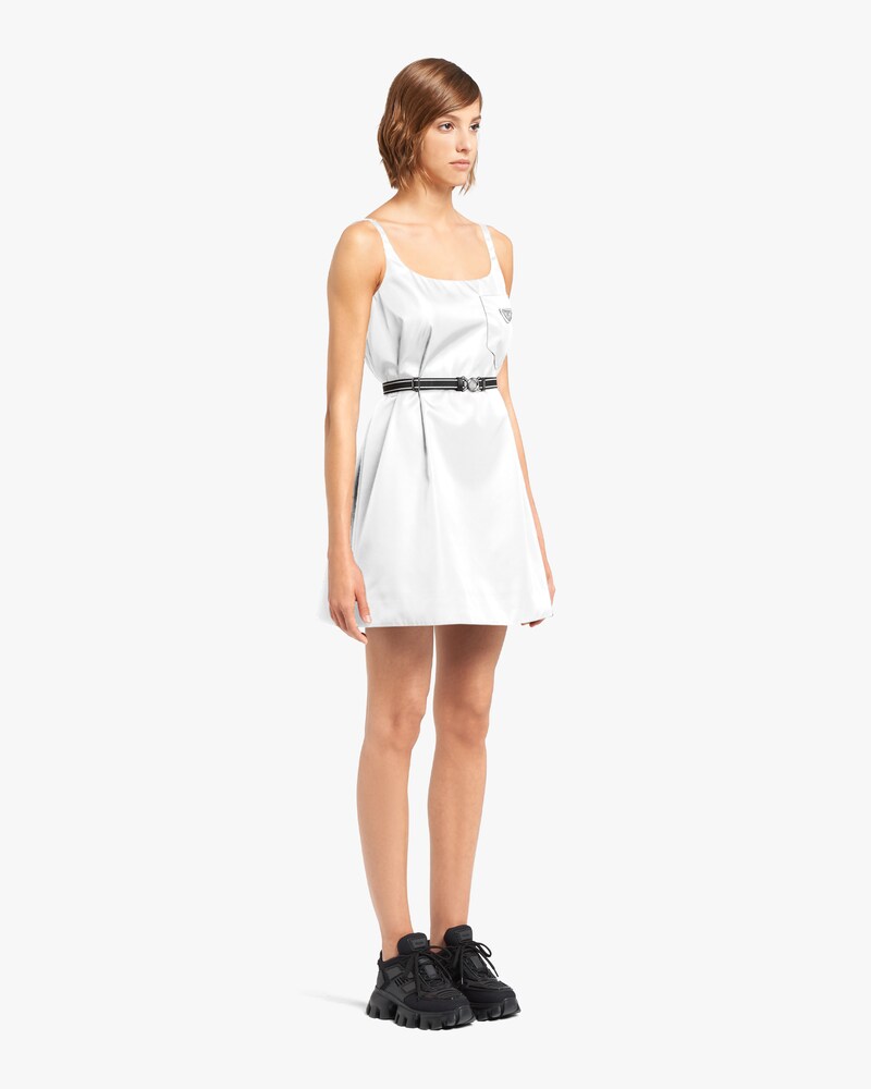 Sleeveless dress with belt clearance