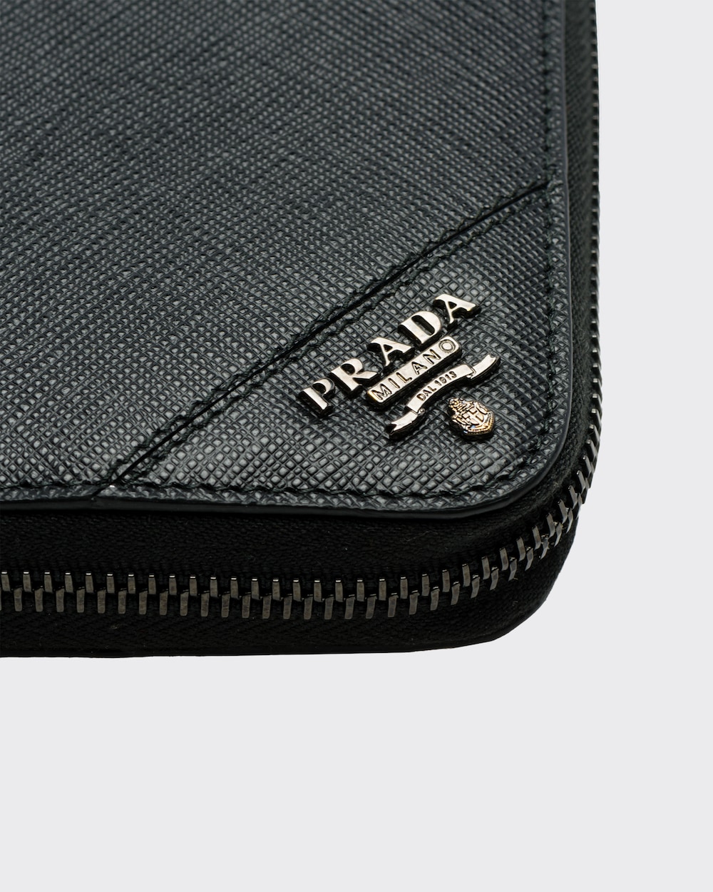 ブラック サフィアーノレザー ジップアラウンド財布 | Prada