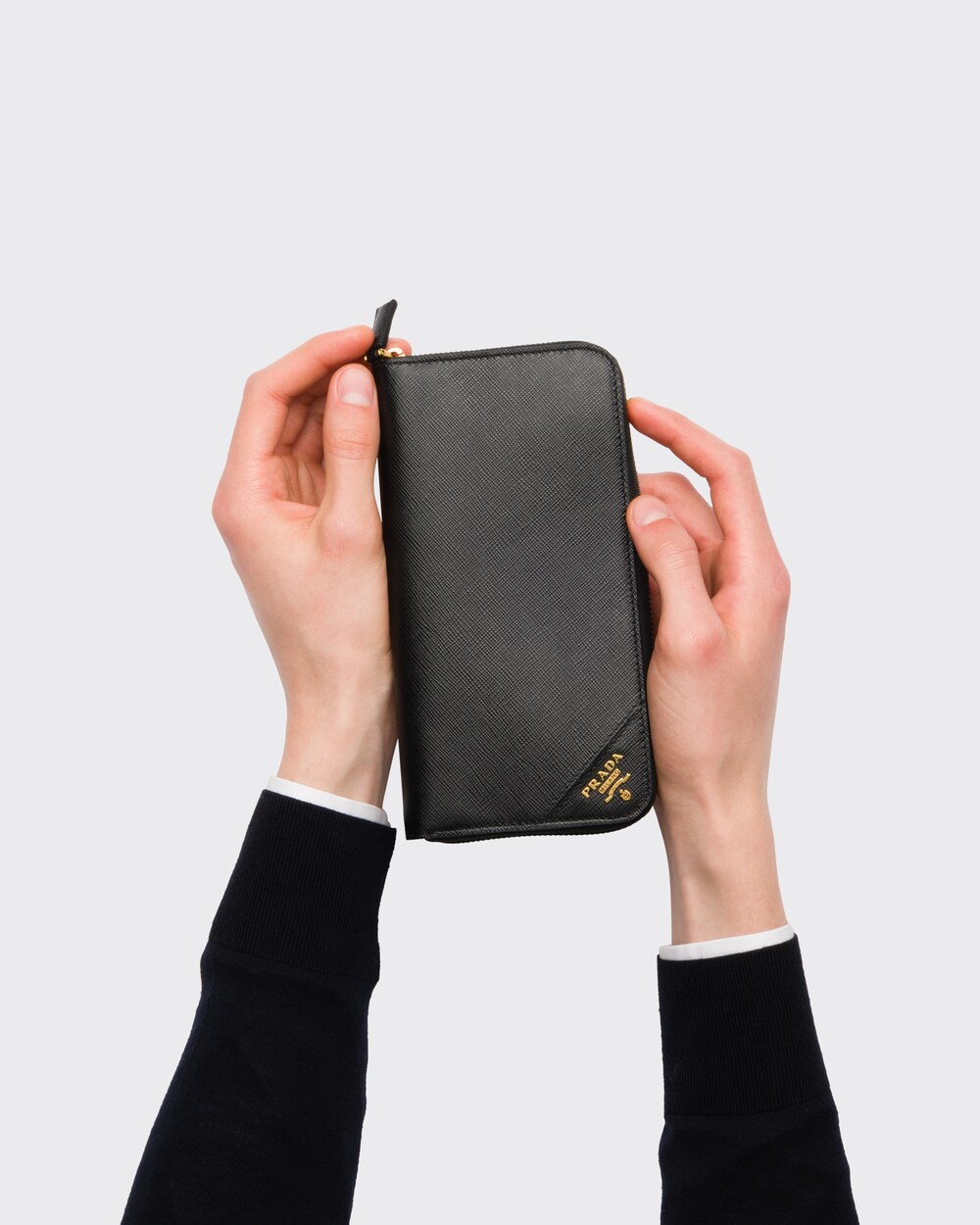 ブラック サフィアーノレザー ジップアラウンド財布 | Prada