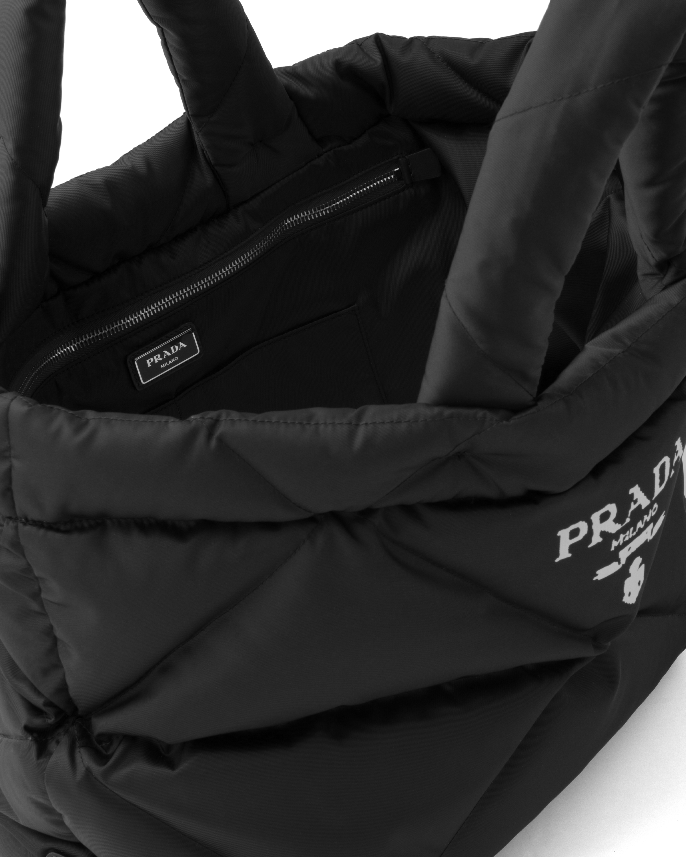 Prada حقيبة تسوق مبطنة من قماش Re\u002DNylon 5