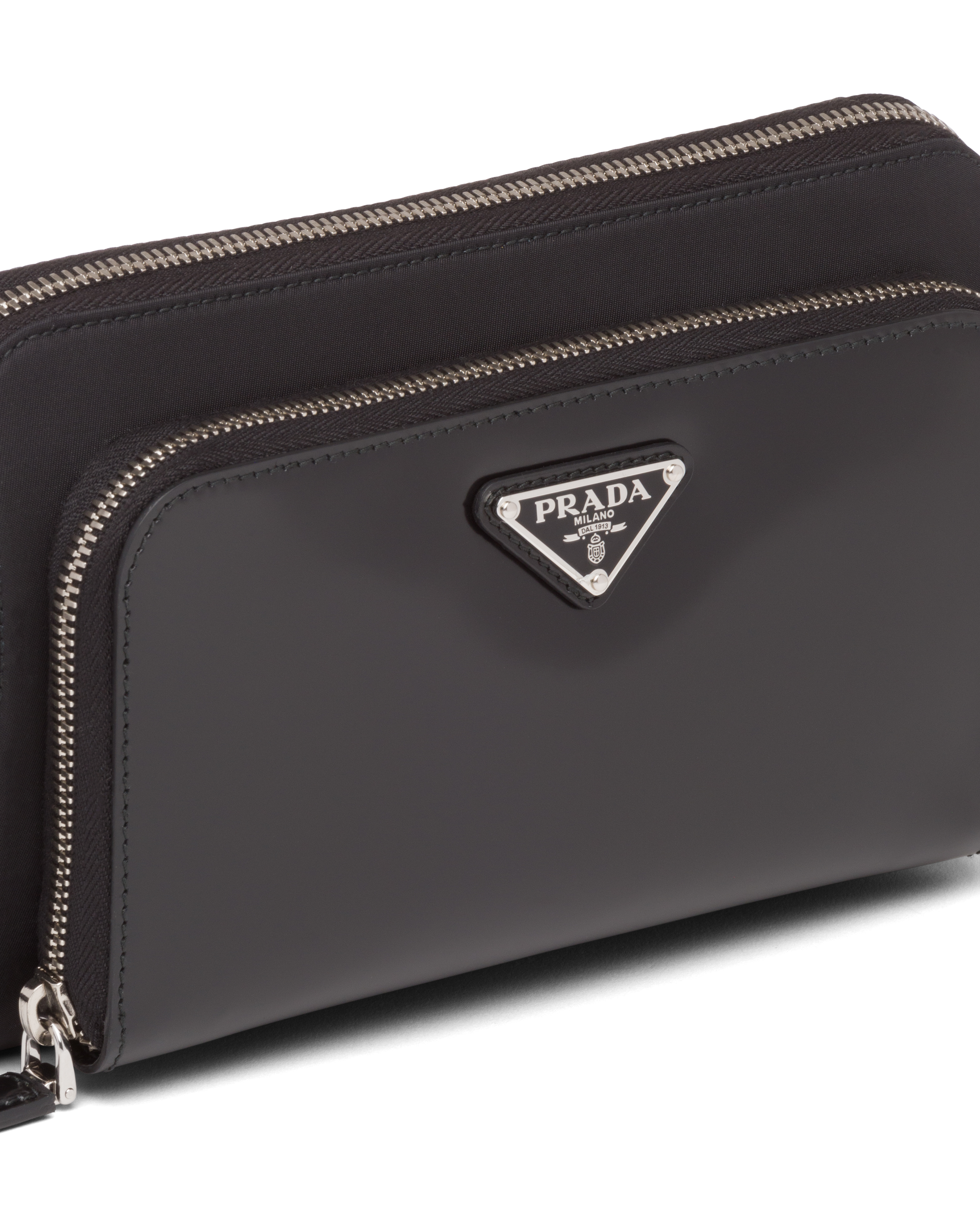 Prada حقيبة كتف من الجلد وقماش Re\u002DNylon 6