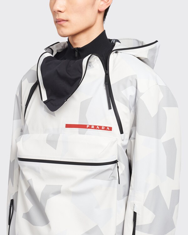 Bedruckte Jacke aus Funktionsgewebe Bedruckte Jacke aus Funktionsgewebe