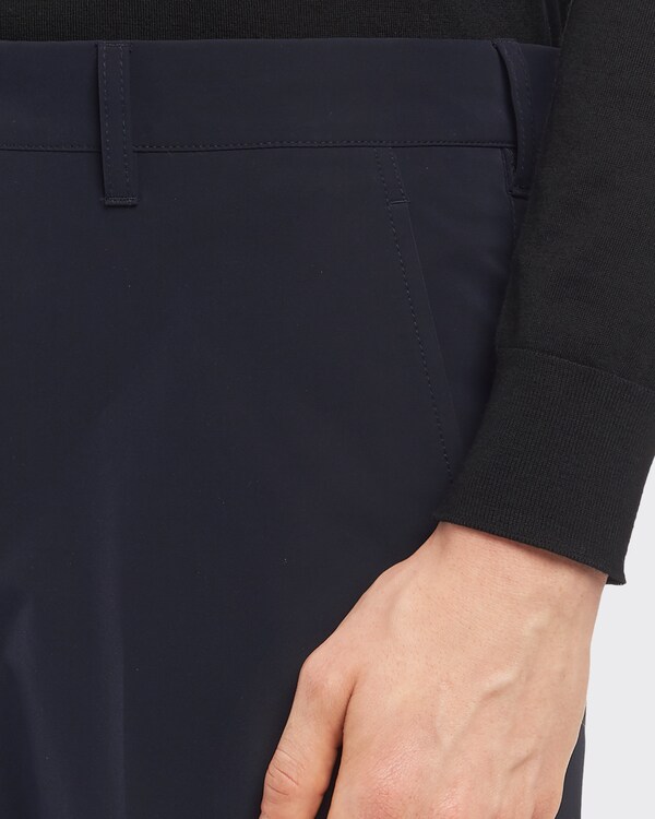 بنطال سترتش من قماش تقني خفيف بنطال سترتش من قماش تقني خفيف